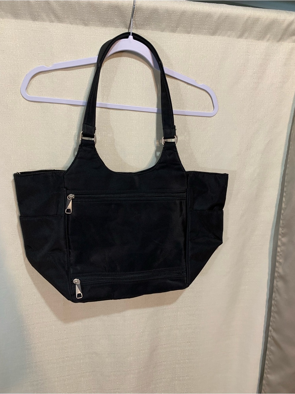 Black Tote with Exterior Pockets b3/48 - Picture 2 of 3